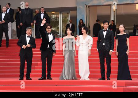 (Da sinistra a destra) Hirokazu Koreeda, Song Kang-ho, Choi Hee-jin, Lee Joo-Young, Gang Dong-Won e Bae Doona, partecipando alla fotocellula Broker durante il Festival del Cinema di Cannes del 75th a Cannes, Francia. Data immagine: Giovedì 26 maggio 2022. Foto Stock