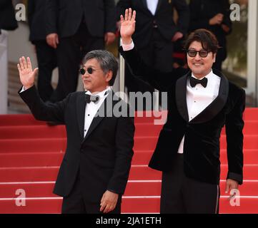 (Da sinistra a destra) Hirokazu Koreeda e Song Kang-ho, partecipando alla fotocellula Broker durante il Festival del Cinema di Cannes 75th a Cannes, Francia. Data immagine: Giovedì 26 maggio 2022. Foto Stock