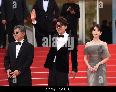 (Da sinistra a destra) Hirokazu Koreeda, Song Kang-ho e Choi Hee-jin, partecipando alla fotocellula Broker durante il Festival del Cinema di Cannes del 75th a Cannes, Francia. Data immagine: Giovedì 26 maggio 2022. Foto Stock