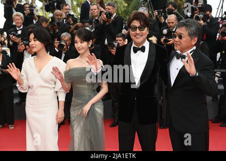 (Da sinistra a destra) Lee Joo-Young, Choi Hee-jin, Song Kang-ho e Hirokazu Koreeda, partecipando alla fotocellula Broker durante il Festival del Cinema di Cannes del 75th a Cannes, Francia. Data immagine: Giovedì 26 maggio 2022. Foto Stock