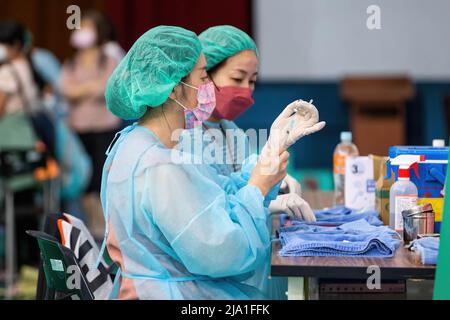 Taipei, Taiwan. 26th maggio 2022. Un operatore sanitario prepara una siringa con una dose del vaccino Pfizer-BNT covid-19. Si prevede che Taiwan avvii il lancio del vaccino Pfizer-BNT, covid-19 per i bambini e gli adolescenti che sarà offerto ai bambini di età compresa tra i 5-11 e i 12-17 anni come primo colpo e agli adolescenti di età compresa tra i 24 e i 24 anni come primo colpo. (Foto di Jui Kun Weng/SOPA Images/Sipa USA) Credit: Sipa USA/Alamy Live News Foto Stock