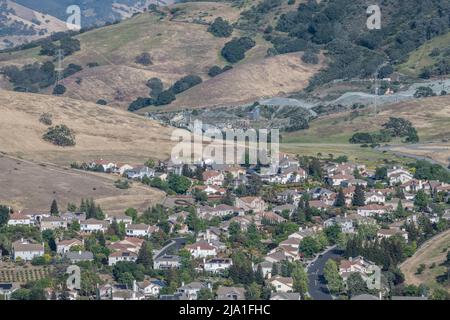 Un quartiere residenziale a est della Baia di San Francisco si accosta sulla collina. Foto Stock