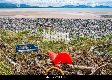 Rifiuti di plastica lavati sulla spiaggia a Newborough, Anglesey, Galles Foto Stock