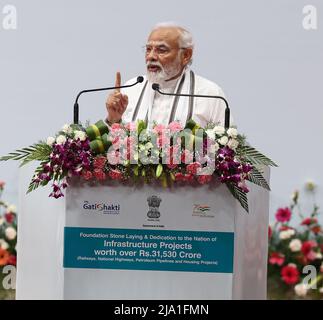 Chennain, India, 26th maggio 2022: Primo Ministro dell'India Narendra modi durante la posa della Fondazione e l'inaugurazione di progetti infrastrutturali a theTune del 31580/- su Ferrovie, autostrade nazionali, oleodotti e progetti di edilizia, a Chennai Giovedi. Seshadri SUKUMAR Foto Stock