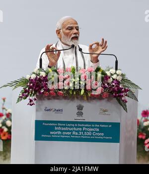 Chennain, India, 26th maggio 2022: Primo Ministro dell'India Narendra modi durante la posa della Fondazione e l'inaugurazione di progetti infrastrutturali a theTune del 31580/- su Ferrovie, autostrade nazionali, oleodotti e progetti di edilizia, a Chennai Giovedi. Seshadri SUKUMAR Foto Stock