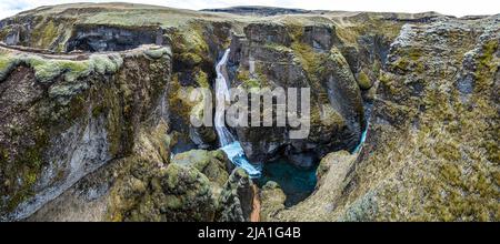 Il canyon di Fjaðrárgljúfur si trova vicino a Kirkjubæjarklaustur, in Islanda. Il canyon era formato dal fiume Fjaðrá. Il fiume ha origine negli altopiani e ha scavato fino a 100 metri di profondità nella roccia palagonitica. Foto Stock