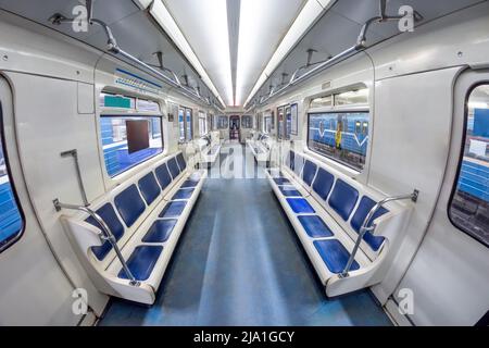 Moderno treno metropolitano interno, trasporto pubblico vuoto con posti a sedere blu. Carro con porte aperte nel deposito Foto Stock