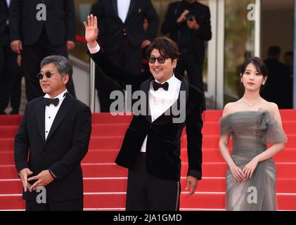 Maggio 26th, 2022. Cannes, Francia. Hirokazu Koreeda, Song Kang-ho e Choi Hee-jin partecipano al Broker Premiere, parte del Festival del Cinema di Cannes 75th, Palais de Festival, Cannes. Credit: Doug Peters/EMPICS/Alamy Live News Foto Stock