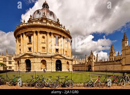 OXFORD CITY ENGLAND RADCLIFFE SQUARE ALL LEIRS COLLEGE E BICICLETTE SULLA RECINZIONE INTORNO AL RADCLIFFE CAMERA EDIFICIO Foto Stock