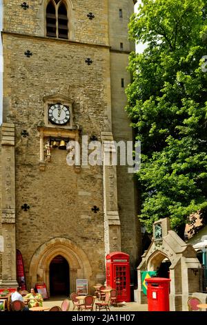 OXFORD CITY INGHILTERRA LA CARFAX CLOCK TOWER CON CAMPANE E ANELLI ANCHE L'ARCO DI ACCESSO DI ST MARTIN Foto Stock