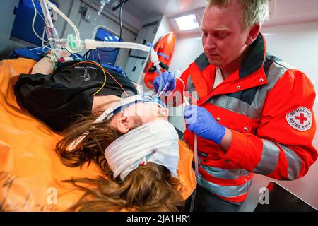 Landesbergen, Germania. 11 maggio 2022: La paramedica tedesca del Deutsches Rotes Kreuz, lavora in un sito di emergenza. Deutsches Rotes Kreuz è la R nazionale Foto Stock