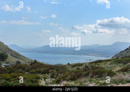 Vista da Mirador es Colomer Formentor a Port de Pollensa o Puerto Pollensa Foto Stock