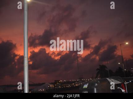 Il sole tramonta sull'Oceano Indiano. Una vista dal Galle Face Green. Colombo, Sri Lanka. Foto Stock
