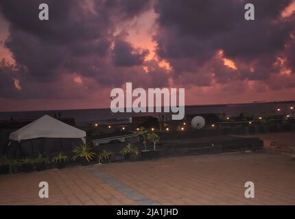 Il sole tramonta sull'Oceano Indiano. Una vista dal Galle Face Green. Colombo, Sri Lanka. Foto Stock