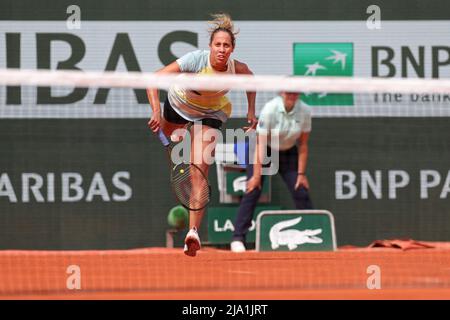 Parigi, Francia: 26th maggio 2022; Roland Garros, Parigi, Francia: Torneo Open di tennis francese: Madison Keys (USA) serve a Caroline Garcia (fra) Foto Stock