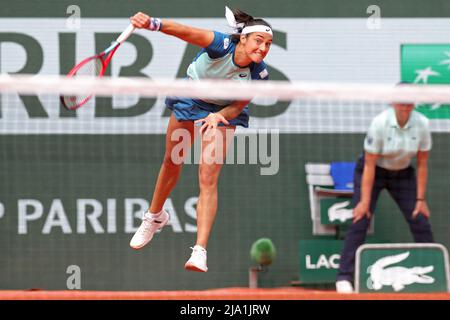 Parigi, Francia: 26th maggio 2022; Roland Garros, Parigi, Francia: Torneo Open di tennis francese: Caroline Garcia (fra) serve a Madison Garcia (USA) Foto Stock