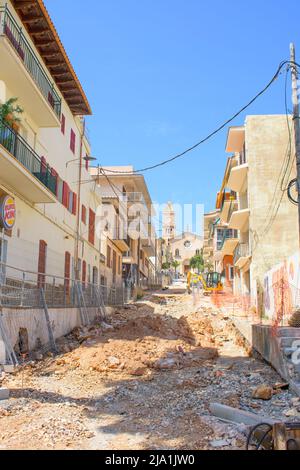 Porto Cristo, Mallorca, Spagna - 05.02.2022: Ricostruzione stradale su strada stretta e ripida di Porto Cristo Foto Stock