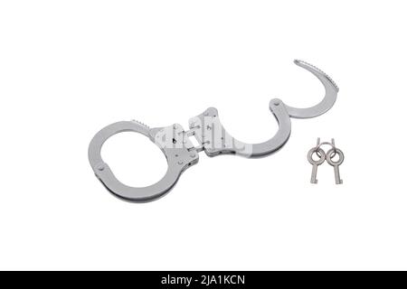 Manette in metallo con tasti per loro. Braccialetti per i criminali trattenuti in agguato. Isolare su sfondo bianco. Foto Stock