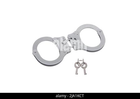 Manette in metallo con tasti per loro. Braccialetti per i criminali trattenuti in agguato. Isolare su sfondo bianco. Foto Stock