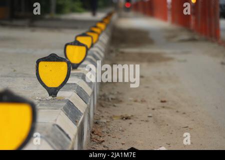 I riflettori accanto alla strada vengono utilizzati per garantire la sicurezza dei conducenti durante la notte Foto Stock