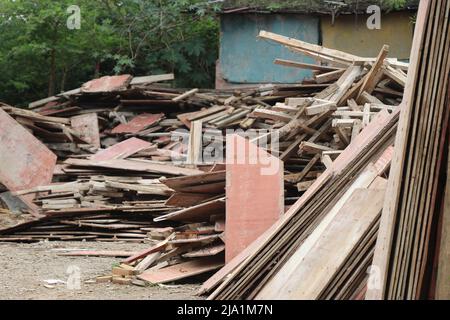 Pile di tavole di legno di diverse dimensioni utilizzate per sostenere varie strutture edili in calcestruzzo Foto Stock