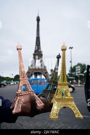 La Torre Eiffel in miniatura è in vendita a Parigi prima della finale della UEFA Champions League di sabato allo Stade de France di Parigi. Data immagine: Giovedì 26 maggio 2022. Foto Stock