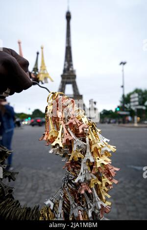 La Torre Eiffel in miniatura è in vendita a Parigi prima della finale della UEFA Champions League di sabato allo Stade de France di Parigi. Data immagine: Giovedì 26 maggio 2022. Foto Stock