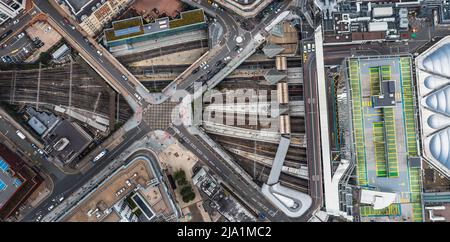 Vista aerea direttamente sopra una metropoli urbana con incrocio stradale su trafficata metropolitana e ferrovia sotterranea a Birmingham New Street Foto Stock