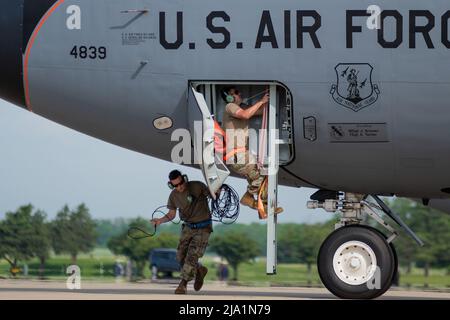 14 maggio 2022 - Scott Air Force base, Illinois, USA - da sinistra, U.S. Air Force Tech. SGT. Andrew Turner e Tech. SGT. Cody Harpster, 126th Maintenance Group, crew Chiefs, entra in KC-130 Stratotanker durante un'ispezione presso Scott Air Force, Illinois, 14 maggio 2022. La Nuclear Operations Readiness Inspection è una valutazione sponsorizzata da Air Mobility Command progettata per fornire alle forze di rifornimento dell'aria di mobilità una solida opportunità di formazione per affinare la prontezza nucleare e le capacità di deterrente strategico attraverso attività di formazione sul campo personalizzate. (Credit Image: © U.S. National Guard/ZUMA Press W Foto Stock