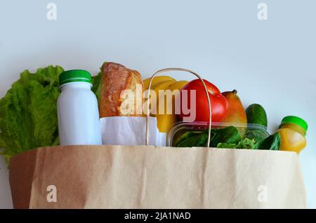 Cibo sano in confezioni di frutta e verdura diverse, vista dall'alto. Prodotti ecologici puliti. Consegna cibo durante la quarantena. Zero sprechi Foto Stock