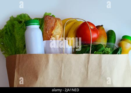 Cibo sano in confezioni di frutta e verdura diverse, vista dall'alto. Prodotti ecologici puliti. Consegna cibo durante la quarantena. Zero sprechi Foto Stock