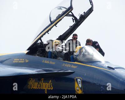 26 maggio 2022, New York, New York, Stati Uniti d'America: 26 maggio 2022 NEW YORK - i Blue Angels arrivano per il Bethpage Federal Credit Union Air Show a Jones Beach. I Blue Angels arrivano all'aeroporto Republic di Farmingdale N.Y. per prepararsi al Memorial Holiday Weekend Airshow. Il Blue Angels è uno squadrone dimostrativo di volo della Marina degli Stati Uniti. Fondato nel 1946, (Credit Image: © Bruce Cotler/ZUMA Press Wire) Foto Stock