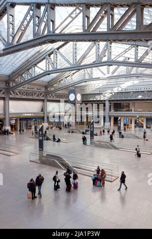 Moynihan Train Hall, un'espansione della Penn Station nell'ex James A. Farley Post Office Building, ha accesso alla Long Island Railroad & Amtrak. Foto Stock
