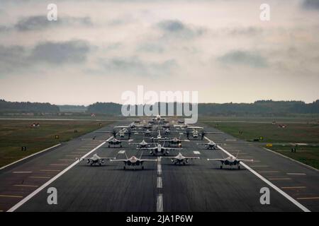 Base aerea di Misawa, Aomori, Giappone. 13th maggio 2022. Sedici Air Force US F-16cm Fighting Falcons, 12 Japan Air Self-Defense Force F-35A Lightning II Joint Strike Fighters, due JASDF e-2C Hawkeyes, un JASDF CH-47 Chinook, un U.S. Navy EA-18G Growler, un USN C-12 Huron, E un USN P-8 Poseidon esegue una dimostrazione dei capabiliti dell'ala per culminare in un esercizio di preparazione della durata di una settimana alla base aerea di Misawa, Giappone, 13 maggio 2022. La grande formazione era parte di uno scenario di esercizio di routine che ha testato la capacità dell'Ala combattente del 35th di generare airpower a sostegno della difesa del Giappone e di altri partner Foto Stock