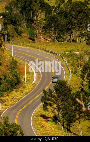 Strada che attraversa le valli a Urubici, Serra Catarinense, Santa Catarina, Brasile Foto Stock