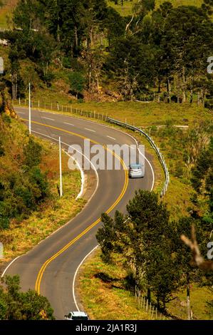 Strada che attraversa le valli a Urubici, Serra Catarinense, Santa Catarina, Brasile Foto Stock