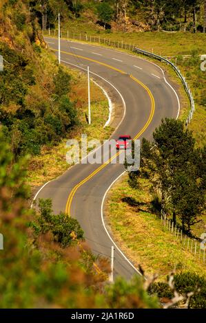 Strada che attraversa le valli a Urubici, Serra Catarinense, Santa Catarina, Brasile Foto Stock