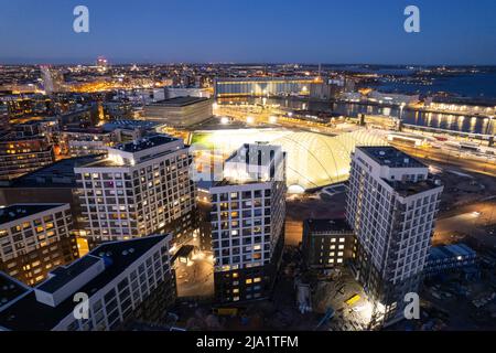 Ilmakuva Helsingin Jätkäsaaresta illalla. Etualalla Jätkäsaaren kupahalli. Foto Stock