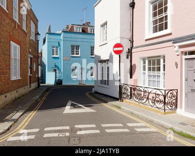 Londra, Greater London, Inghilterra, maggio 14 2022: Strada colorata appena fuori dalla Kings Road a Chelsea con un cartello stradale senza ingresso. Foto Stock