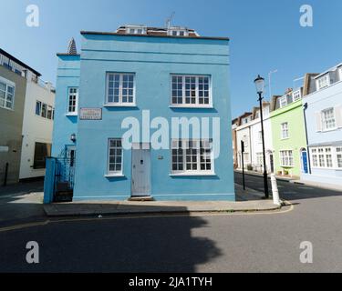 Londra, Grande Londra, Inghilterra, maggio 14 2022: Casa di colore blu pastello grazioso su Godfrey Street vicino alla Kings Road in Chelsea. Foto Stock