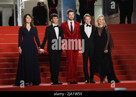 Cannes, Francia. 26th maggio 2022. 75th Festival del film di Cannes 2022, tappeto rosso 'Close' nella foto: Émilie Dequenne, Gustav De Waele, Lukas Dhont, Eden Damsalamoia, Léa Drucker credito: Agenzia indipendente di foto / Alamy Live News Foto Stock