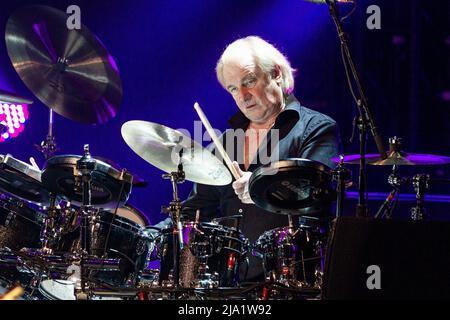 Il batterista Alan White si esibisce con YES all'Hard Rock Live di Hollywood, Florida. Foto Stock