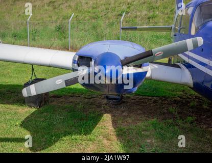 Norwich, Norfolk, Regno Unito – Maggio 22 2022. Primo piano di un'elica sull'ala di un piccolo aeroplano Foto Stock