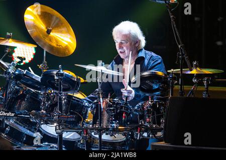 Il batterista Alan White si esibisce con YES all'Hard Rock Live di Hollywood, Florida. Foto Stock