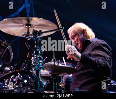 Il batterista Alan White si esibisce con YES all'Hard Rock Live di Hollywood, Florida. Foto Stock