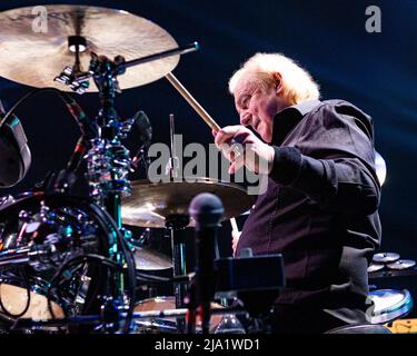 Il batterista Alan White si esibisce con YES all'Hard Rock Live di Hollywood, Florida. Foto Stock