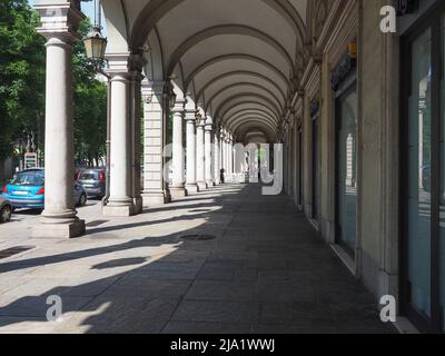 TORINO, ITALIA - CIRCA MAGGIO 2022: Portico colonnato Foto Stock