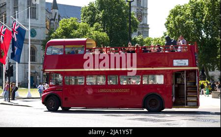 Autobus turistico scoperto Red Routemaster di Londra Foto Stock