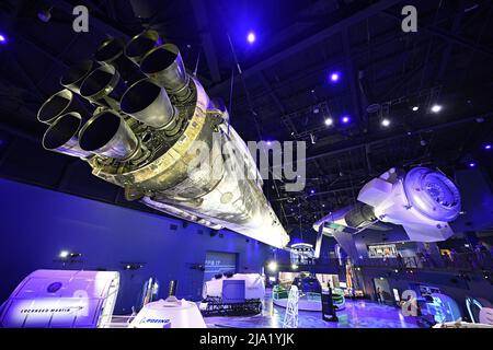 I membri dei media hanno dato una prima occhiata a 'Gateway', l'attrazione più recente al Kennedy Space Center's Visitor Complex presso il Kennedy Space Center, Florida, giovedì 26 maggio 2022. Sono evidenziati modelli volati e simulati che riflettono il presente e il futuro del farro spaziale, nonché una corsa basata sul movimento '4-D'. Un booster Flown SpaceX Falcon 9 è uno degli elementi visualizzati. Foto di Joe Marino/UPI Credit: UPI/Alamy Live News Foto Stock