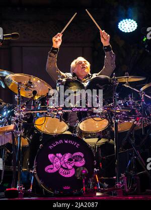26 maggio 2022: Si il batterista ALAN WHITE, che si unì alla band progressive rock nel 1972 e rimase con loro per i prossimi 50 anni, è morto a 72 anni dopo una breve malattia. FILE PHOTO SHOT ON: 7 luglio 2013, Saratoga, California, USA: Il batterista ALAN BIANCO della band progressive rock inglese YES suona live a The Mountain Winery. (Credit Image: © Jerome Brunet/ZUMA Wire/ZUMAPRESS.com) Foto Stock